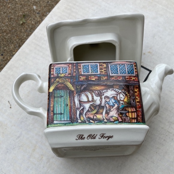 Charming Cottage Teapot with Horse Design - Picture 3 of 4